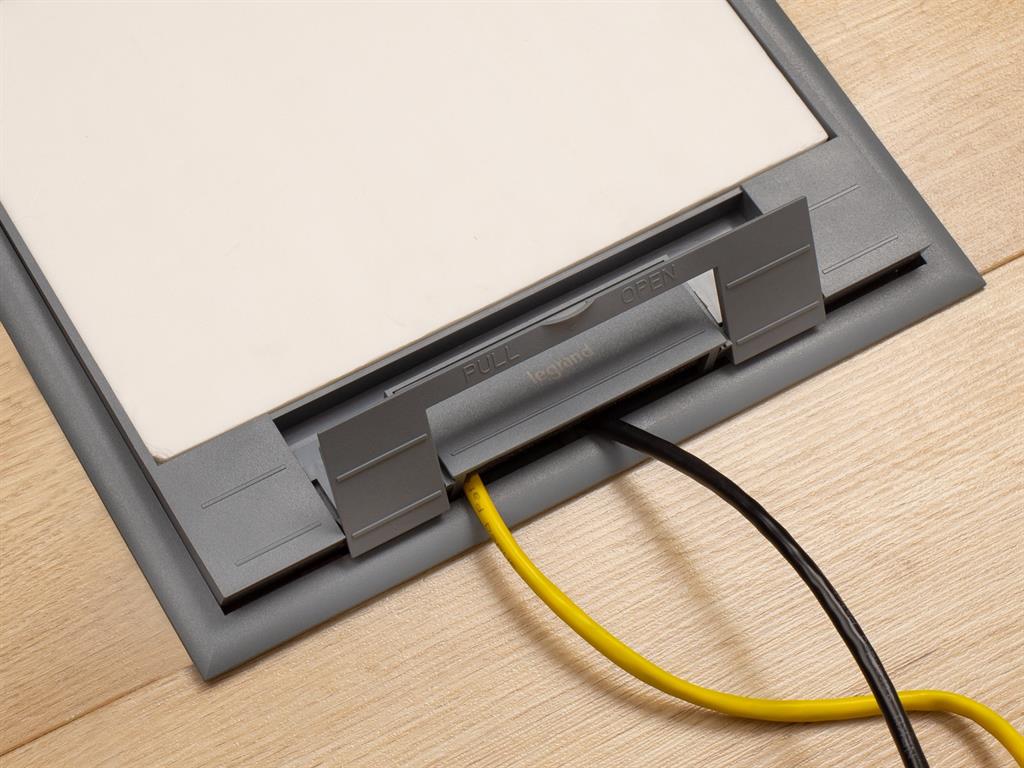 Подова кутия 12 модула ECOBOX с капак за хоризонтален монтаж на механизми Legrand