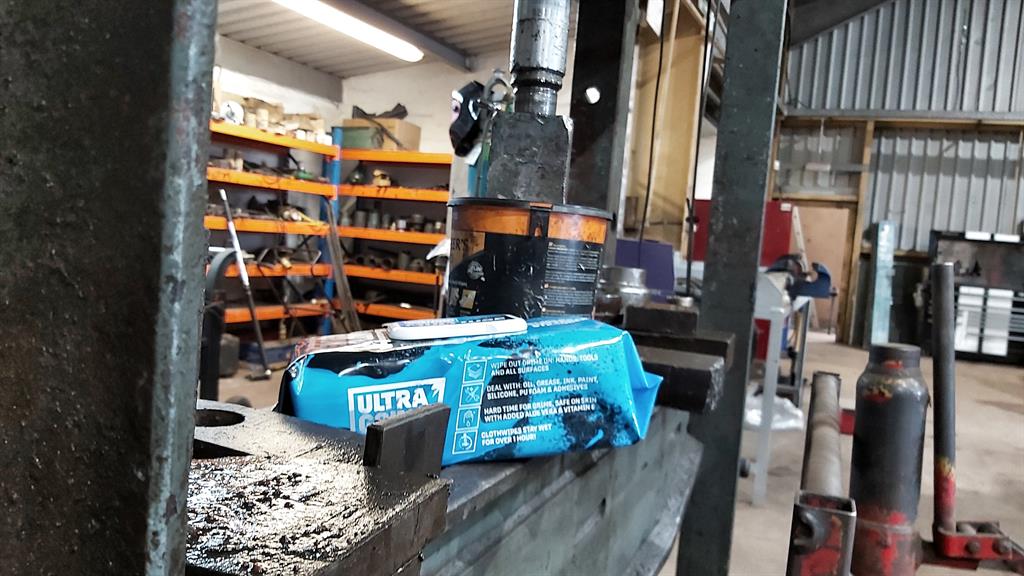 Мокри кърпи UltraGrime PRO Multiuse 100бр. с размер 38х25см в пакет