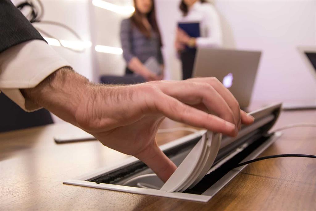 Метален капак Conference MAX, двустранен достъп, с основа за модули, черен, ABL