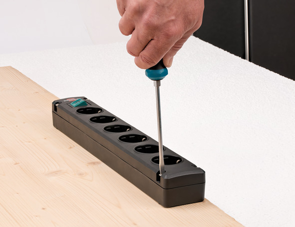 Разклонител с копче ЧЕРЕН 6x2P+E с кабел 3 метра / 1.5mm2 Bremounta Brennenstuhl /до изчерпване/