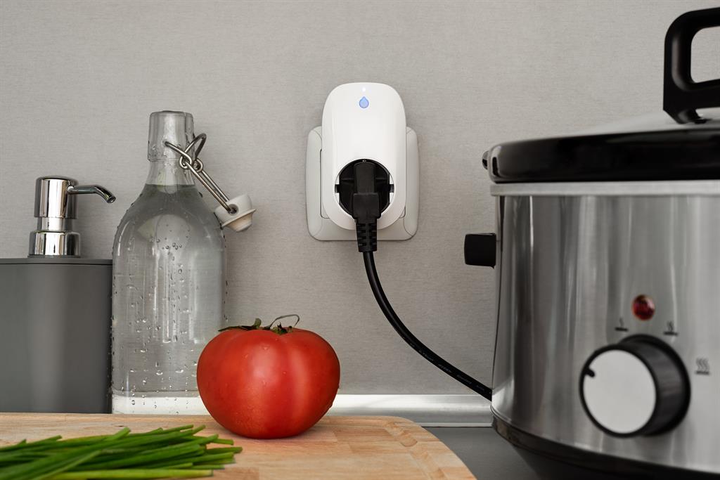 Адаптер Smart за контакт 1х Шуко 16A с мерител Shelly Plug - 262047S