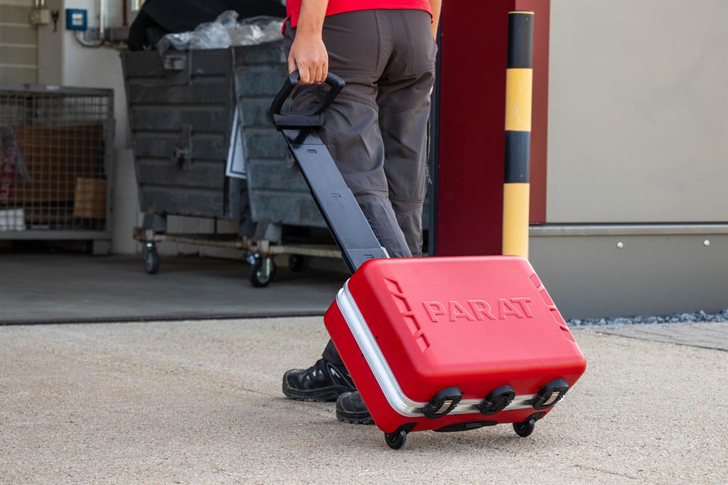 Куфар PARARED с колела и телескоп. дръжка,CP-7 държач за 35 инструмента, станд. закл., X-ABS антиплъзгащ м-л Ш47хВ36хД21см PARAT
