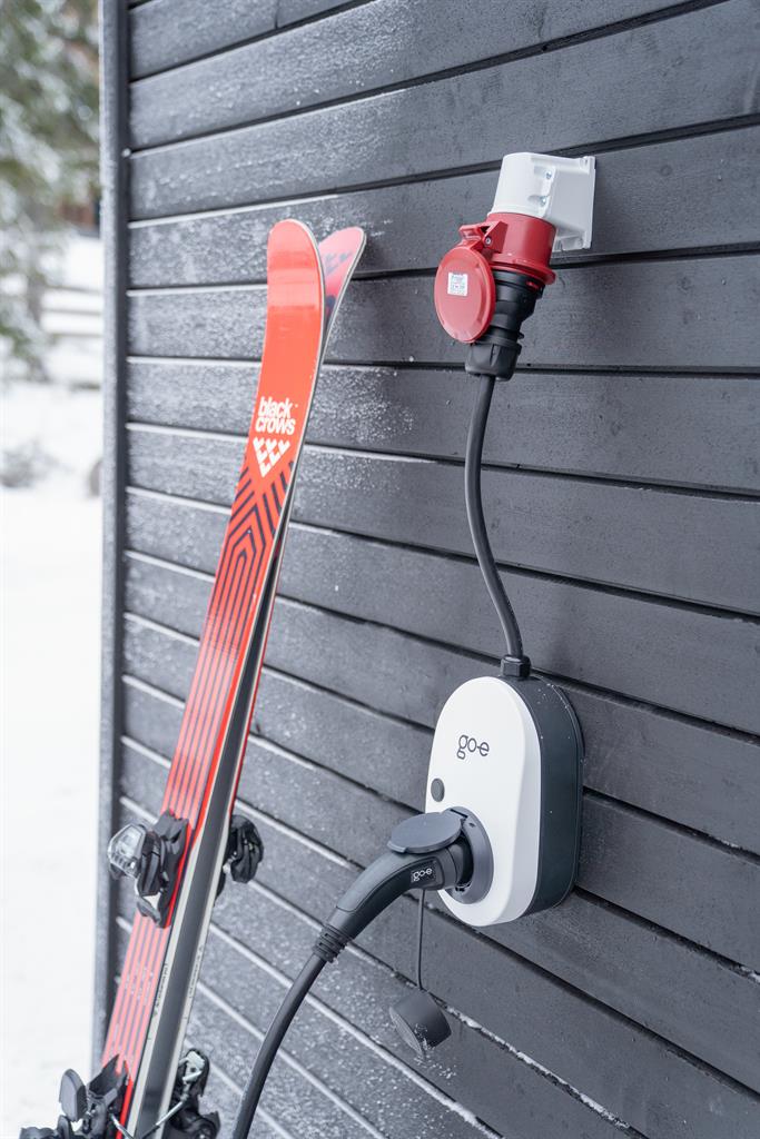 Допълнителна монтажна основа към стена за преносима зарядна станция Gemini, go-e