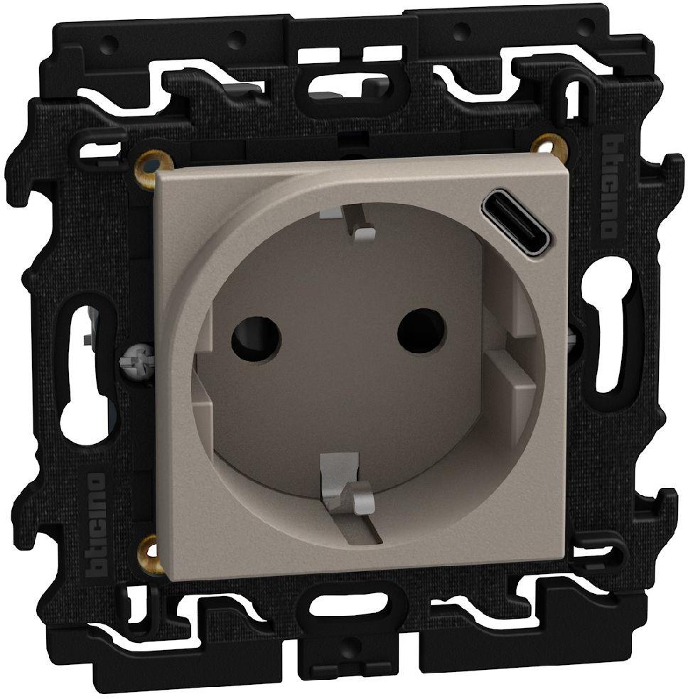 Контакт ШУКО 2P+E 16A + USB тип C 1.5A 7.5W с носеща рамка 2 мод. цвят Камък Light Now Bticino