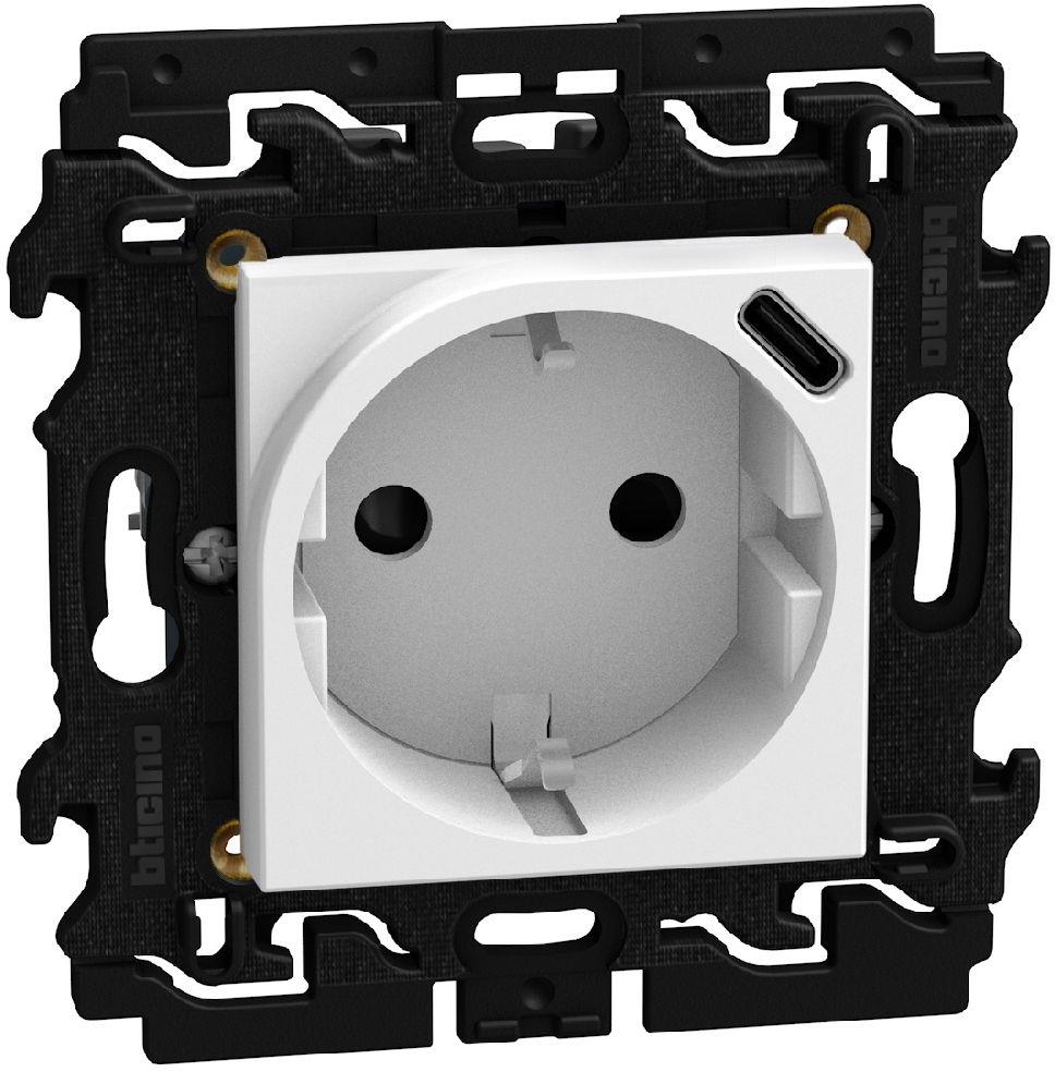 Контакт ШУКО 2P+E 16A + USB тип C 1.5A 7.5W с носеща рамка 2 мод. цвят Бял Light Now Bticino