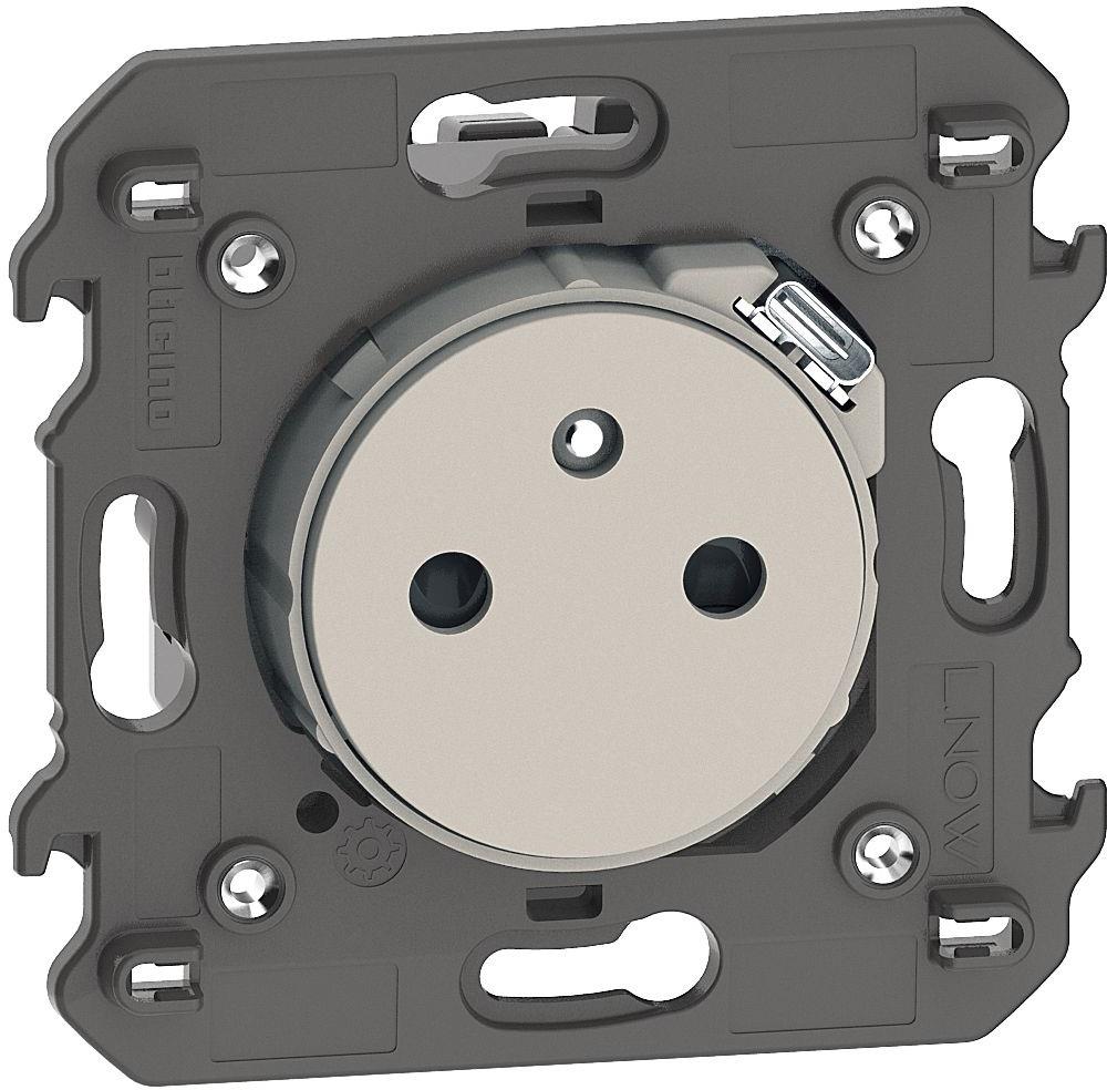 Контакт френски стандарт 2P+E 16A + USB тип C 1.5A 7.5W с носеща рамка 2 мод. цвят Крем Living Now Bticino